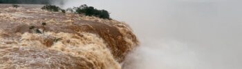 Tempo de chuva: as Cataratas do Iguaçu está com vazão em 18 milhões e 100 mil litros d’água por segundo nesta terça-feira (31), após dias de chuva.